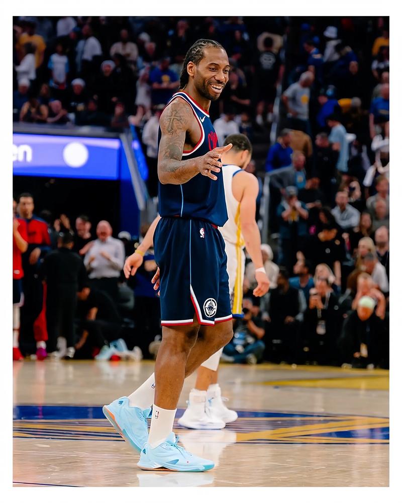 记者：朗斯将签下莱比锡中场海达拉，转会费200万欧+浮动（据记者报道，朗斯将签下莱比锡中场海达拉，转会费为200万欧元并含浮动条款）