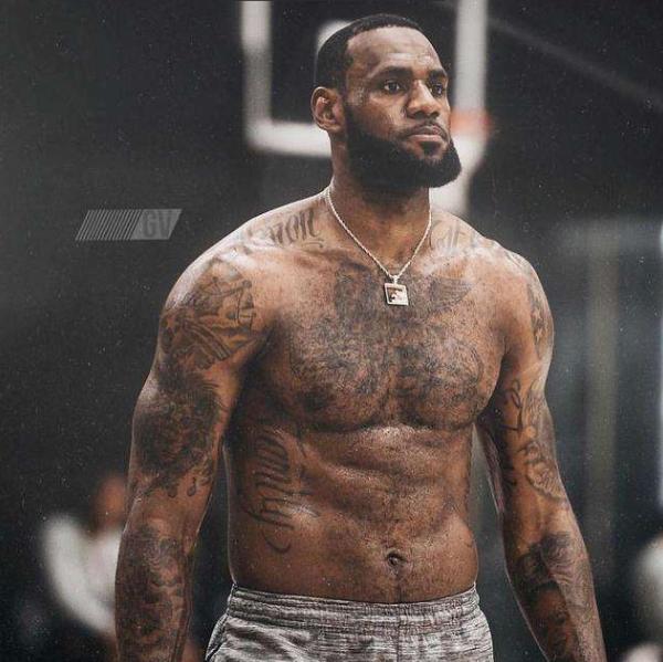 球星起跳那一刻像开挂（球星腾空一瞬，简直超神）