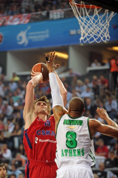 西甲爆大冷！9人皇马0-2竟不敌保级队！阿隆索怒批：裁判故意针对（西甲大冷门！皇马九人应战0-2负于保级队，阿隆索怒斥：裁判在针对）